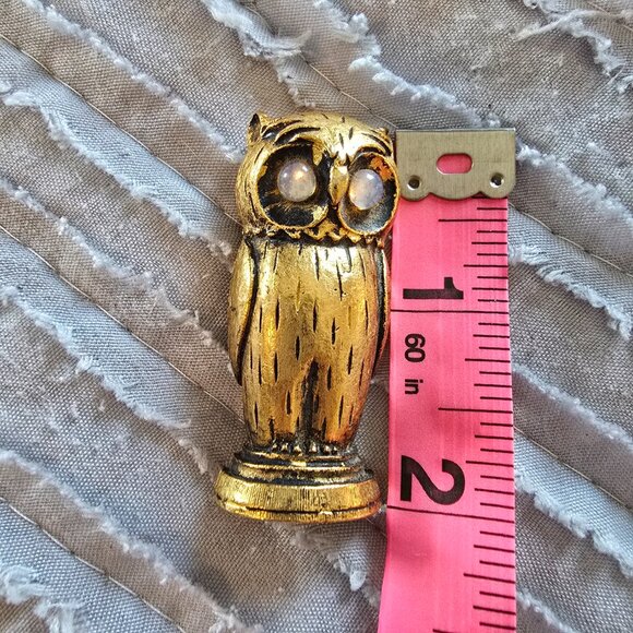 Vintage Florenza Owl Pin Gold-Tone Finish, Cabochon Eyes - Picture 15 of 15